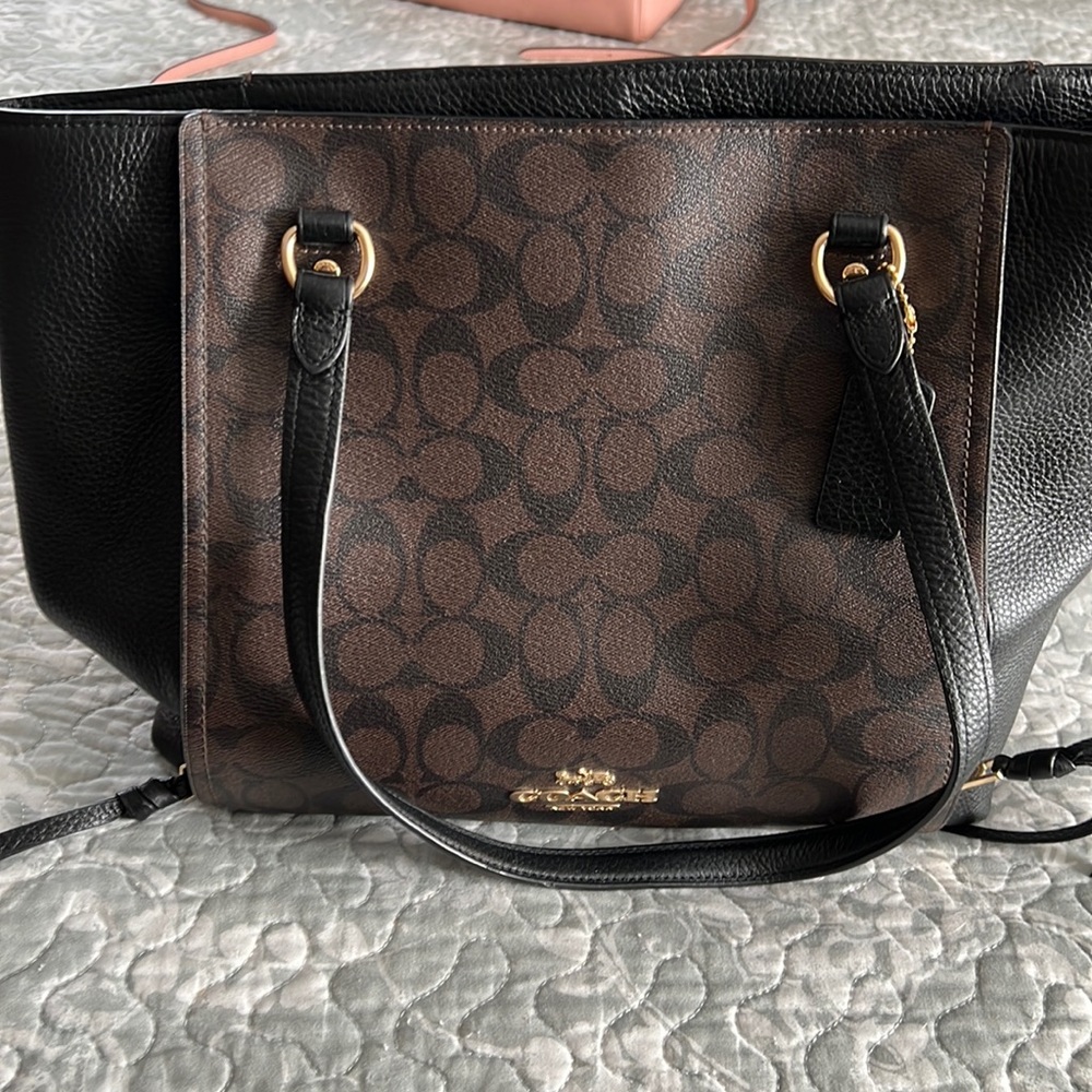 Signature Coach shoulder bag